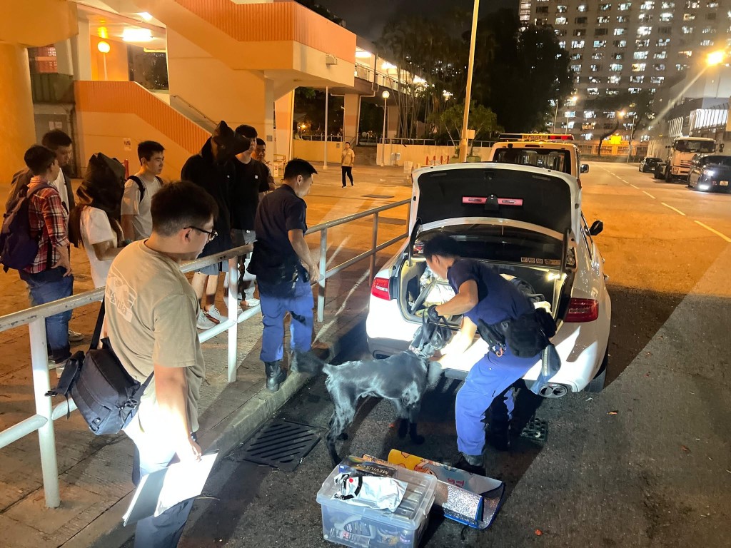 警方出動緝毒犬協助搜車。FB:沙田警區 警方出動緝毒犬協助搜車。FB:沙田警區