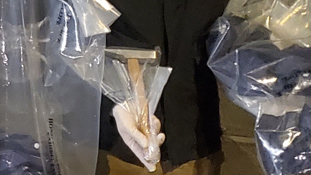 辯方指屋內檢獲的鎚子上無沾血跡或人體組織。