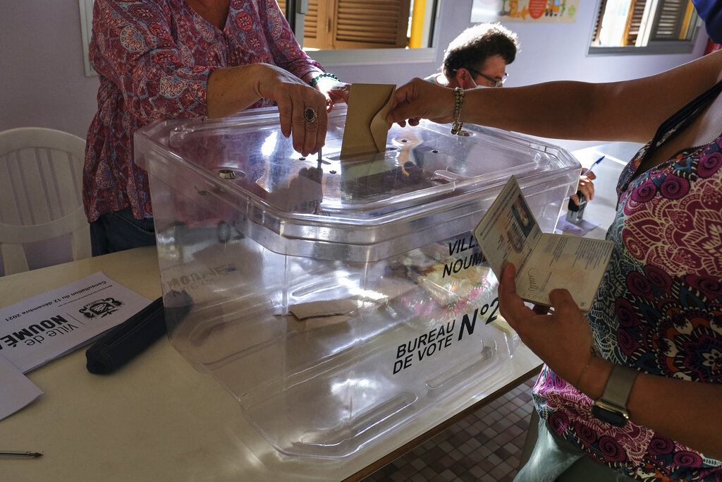新喀里多尼亞獨立公投,選民到票站投票。AP圖片