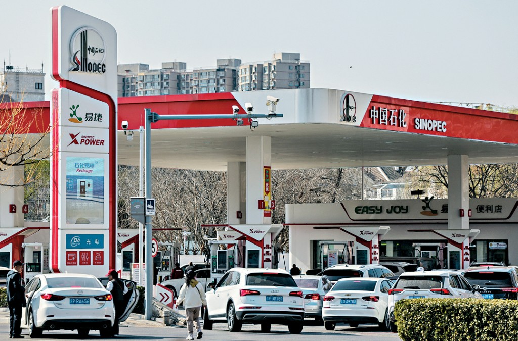 昨日北京中石化油站外，前來加油的汽車排起長龍。