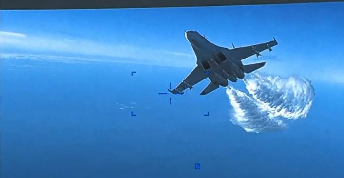 美軍公布MQ-9無人機影片，顯示俄戰機傾倒燃油，場面驚險。