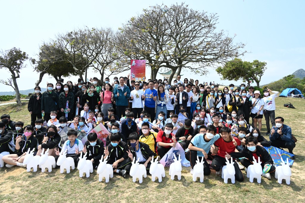 「小龍馬慈善基金」聯同香港賽馬會及本地多個青年團體今於西貢清水灣郊野公園舉行「小龍馬．飛翔天際」活動。蔡建新攝