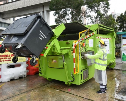 食环署指每部压缩机可处理约四吨垃圾，其密封式设计有助减轻鼠患及虫害等问题。 政府图片