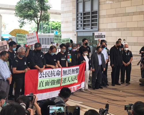多各被告先後抵達法院外。