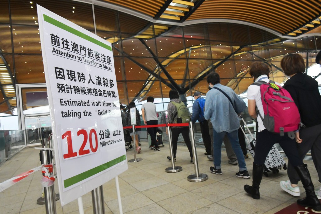 運輸署預計,公共運輸服務包括金巴及專營巴士B線的等候時間或會較長。 運輸署預計,公共運輸服務包括金巴及專營巴士B線的等候時間或會較長。