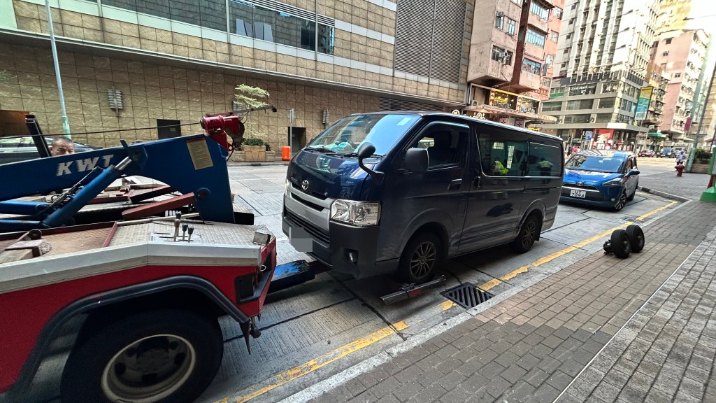 客貨車由拖車拖返現場。 客貨車由拖車拖返現場。