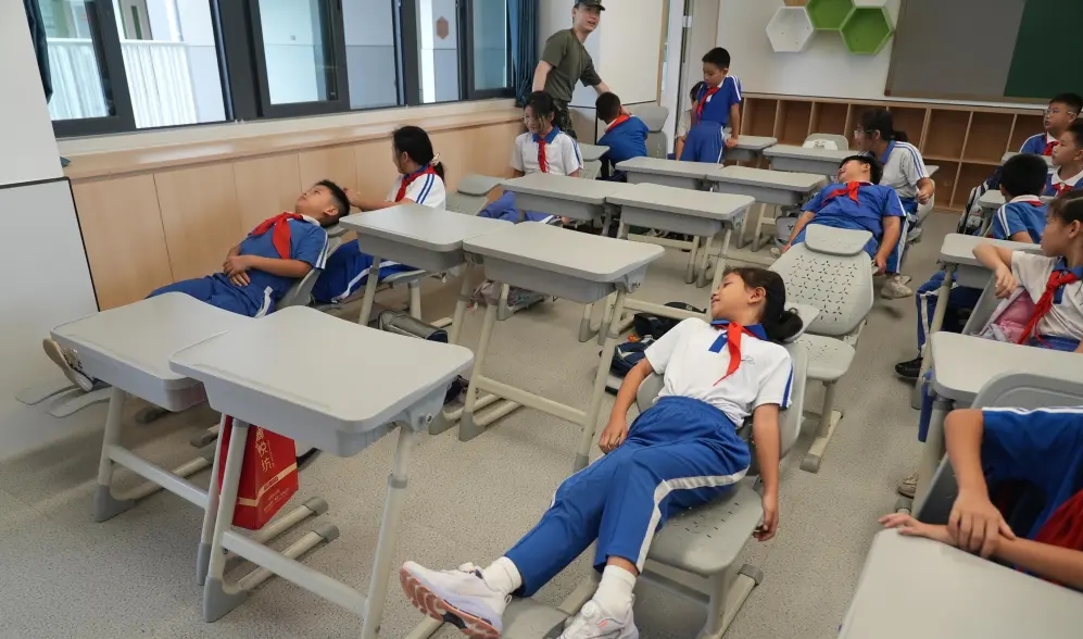 深圳白芒小学迁新校舍,配备人体工学午睡椅及自营饭堂。 南都 深圳白芒小学迁新校舍,配备人体工学午睡椅及自营饭堂。 南都