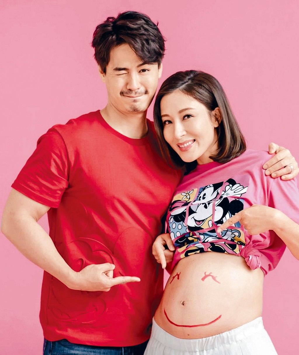 楊怡在肚皮畫上哈哈笑圖案代表B女，跟謙仔一同拍攝全家福。