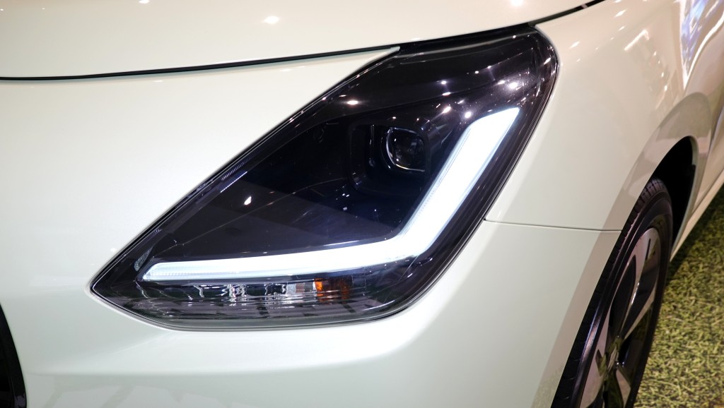 全新第5代鈴木Suzuki Swift配上新款LED頭燈附自動調節及日行燈