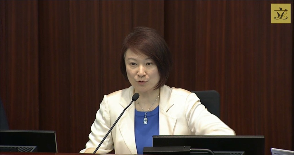 李慧琼指與政府將向內會發出2023年立法議程(更新本),列出政府下半年提交立法會審議的二十多項法案。内委會直播截圖。