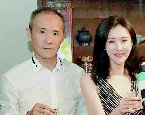 2012年，田朴珺和大她30岁的万科集团创办人王石同参加长江商学院，后来成婚。