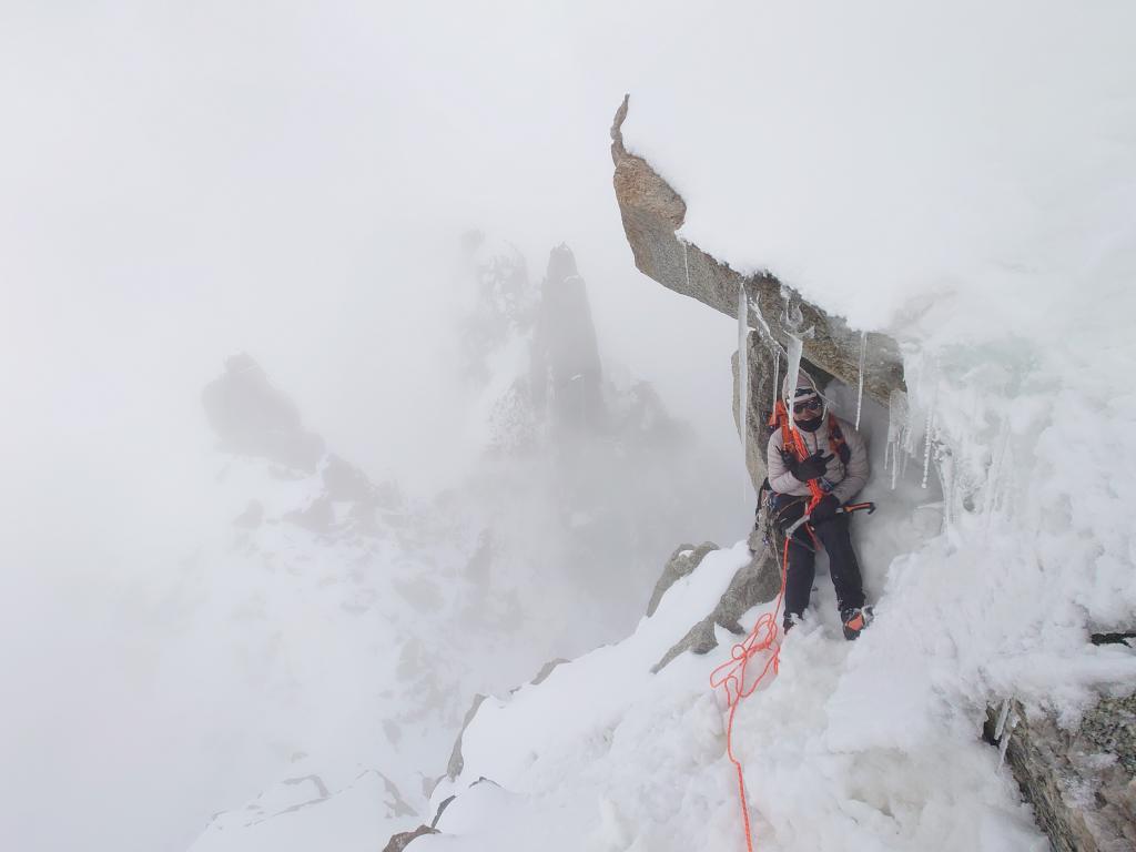 去年6月，張偉賢在加拿大攀登海拔3800米山峰時遇險，在暴風雪下露宿一夜。 受訪者提供