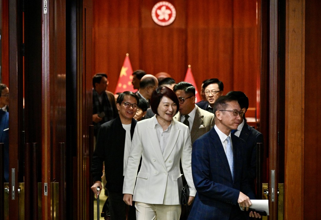 綵排按照正式宣誓時的次序，首位宣誓的是2008年連任至今的民建聯李慧琼。