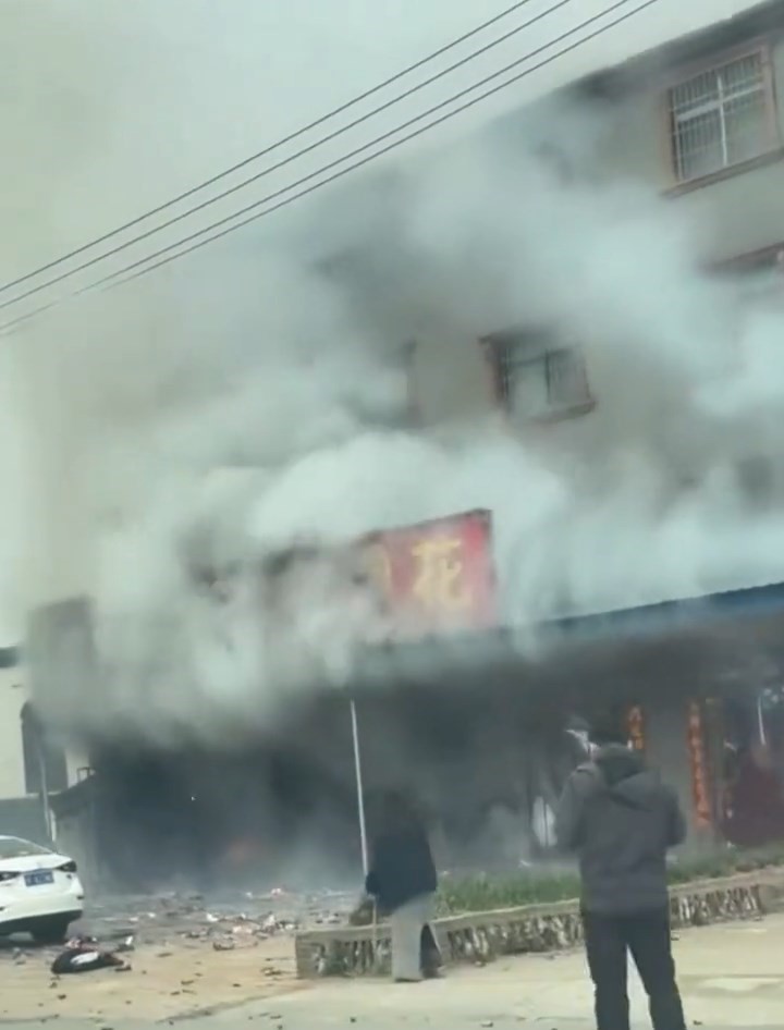 湖北宜城一家煙花爆竹店初二起火，造成12人死亡。