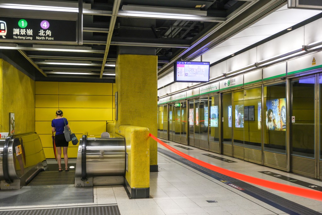 十號風球下,港鐵露天段暫時取消行車。何家豪攝 十號風球下,港鐵露天段暫時取消行車。何家豪攝