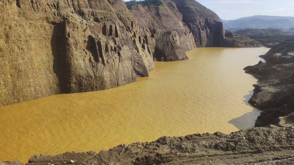 缅甸有非法玉石矿场发生废土坍塌。(美联社)