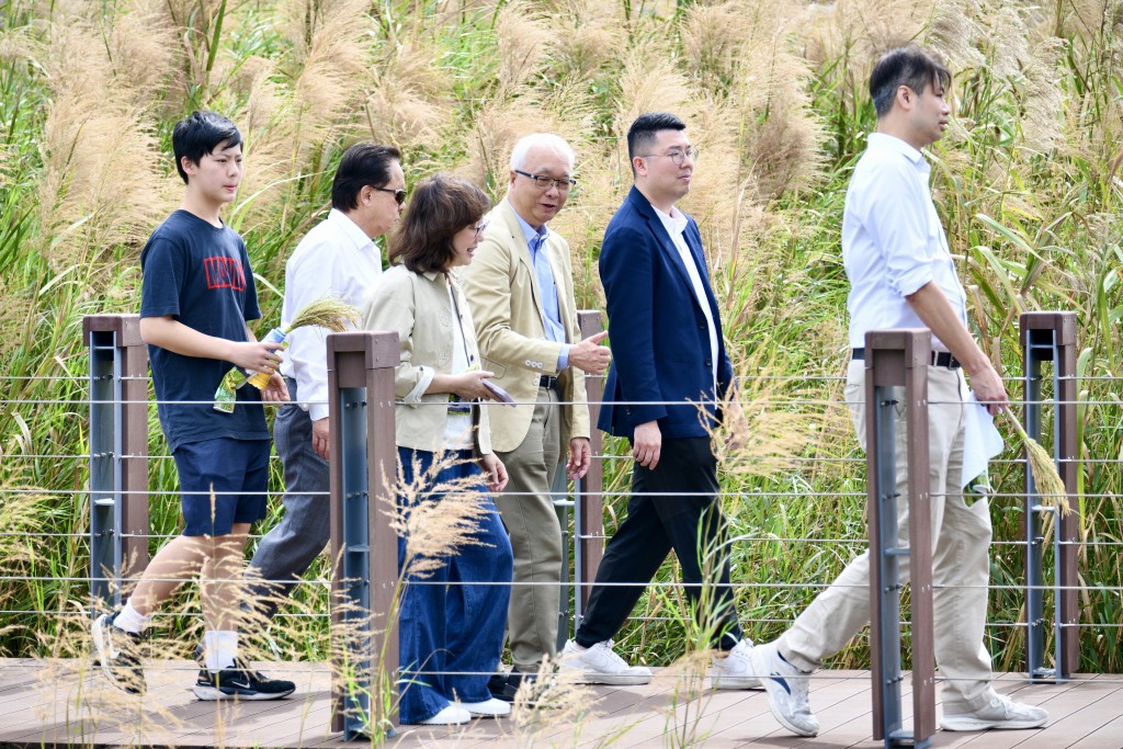 甯漢豪及謝展寰與立法會議員劉國勳、何俊賢等參觀公園。