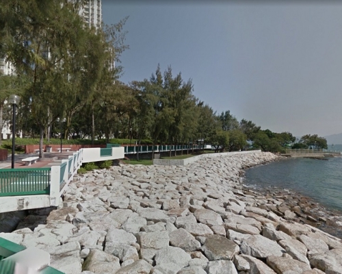 一名男子在屯門湖翠路美樂花園對出觀音廟附近岸邊遺下財物，其後被發現已墮海數小時。網上圖片