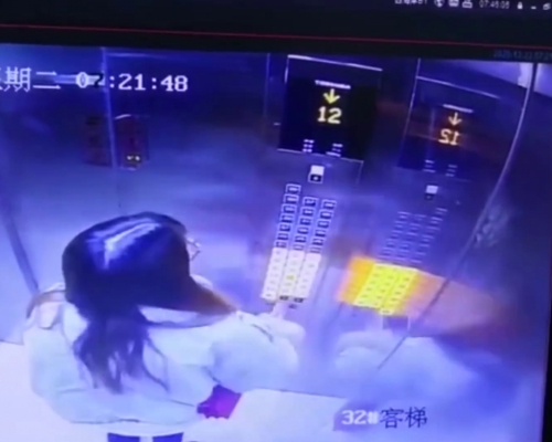 女子遇電梯急降，迅速按下電梯未到的各樓層按鍵。（網圖）