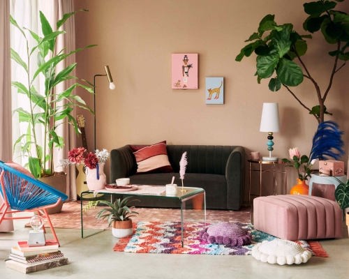 Francfranc 2020秋冬系列以Bohemian Artist Lounge为设计灵感，让用家化作不被传统和习俗约束、过着自由奔放生活的波希米亚艺术家，系列以橙色、红色、淡紫色等明亮色彩加上大胆几何图案布艺，令家居化成自由而愉悦的空间。