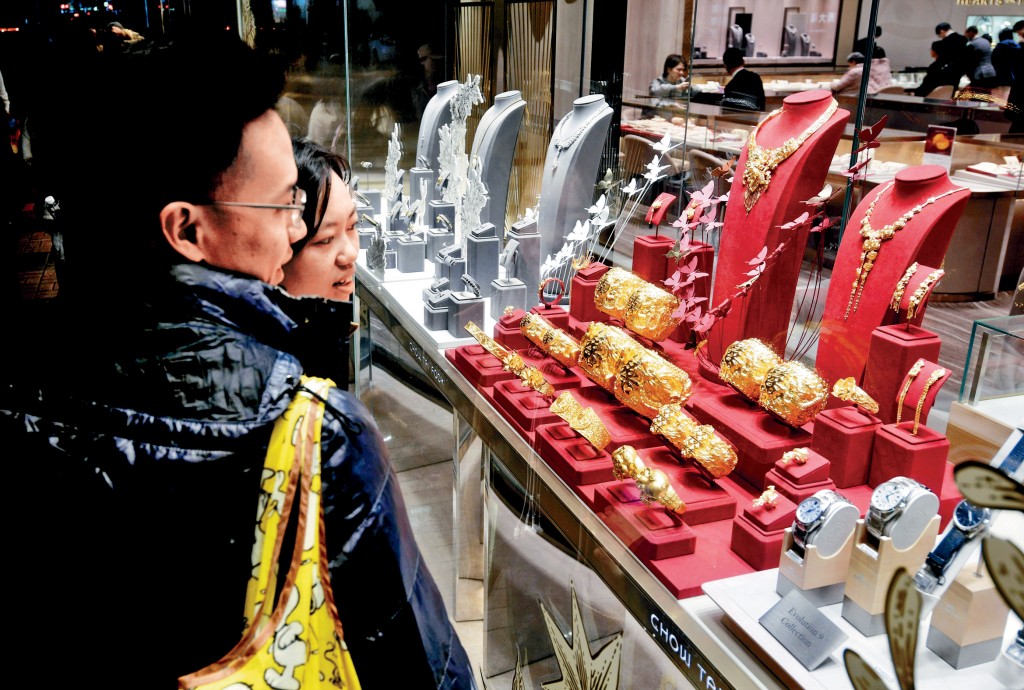 黃金價格狂升，來港自由行的內地遊客態度亦趨觀望。