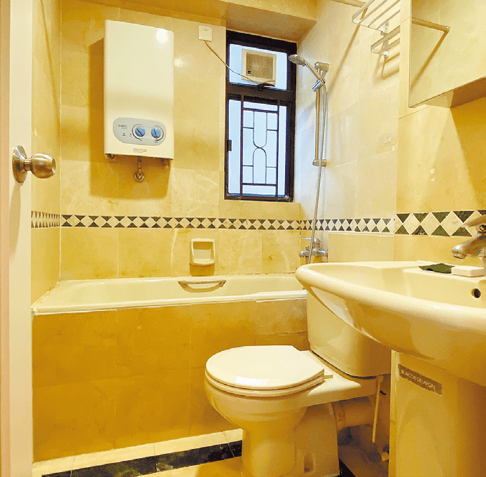 浴室採明廁設計，潔具完善。