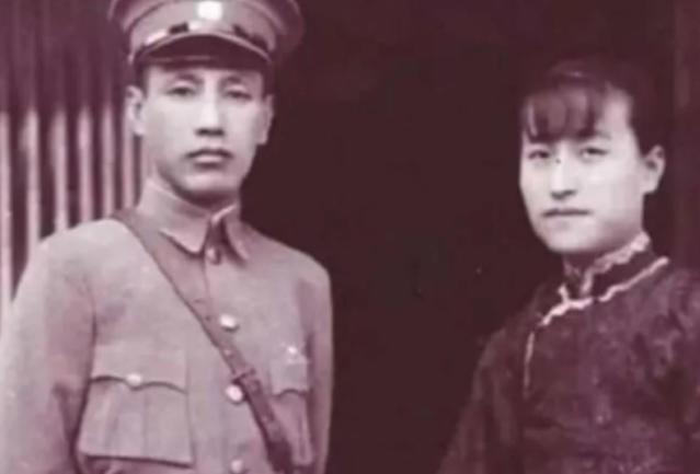 蔣介石（左）日記中的「潔如」，是指其第三任妻子陳潔如（右）。