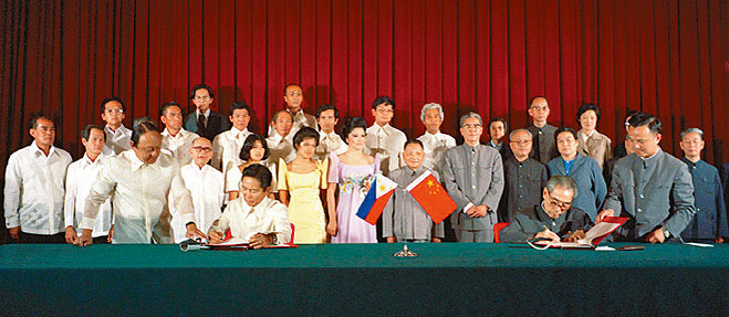 一九七五年,馬可斯與周恩來簽署中菲建交聯合公報。