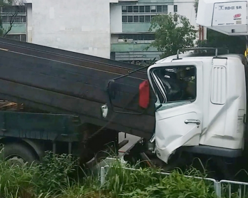 冷凍貨車司機受傷被困。突發事故報料區FB/網民Laman Lam圖
