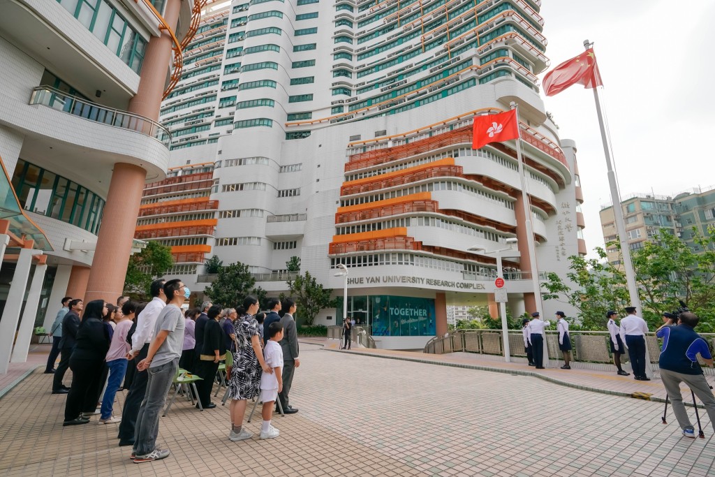 香港树仁大学今早举行升旗仪式。（新传网FB图片）