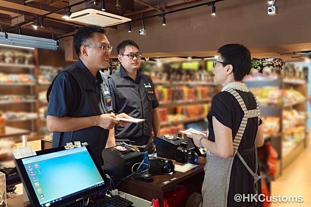 海關在全港多個旅遊購物熱點加強巡查及宣傳。海關提供 海關在全港多個旅遊購物熱點加強巡查及宣傳。海關提供