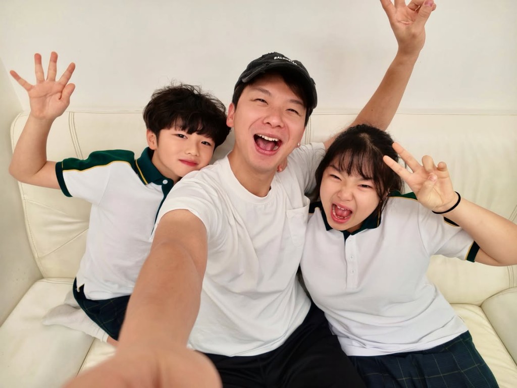 周吉佩一對仔女「強裝精神」。