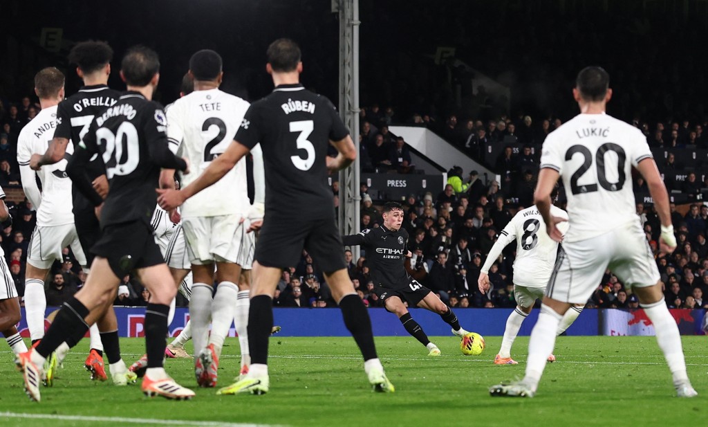 菲爾科頓的世界波，，令曼城領先3:0。路透社