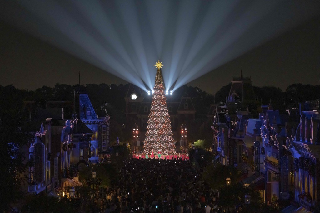 如往年一樣，樂園在美國小鎮大街聳立18米高聖誕樹