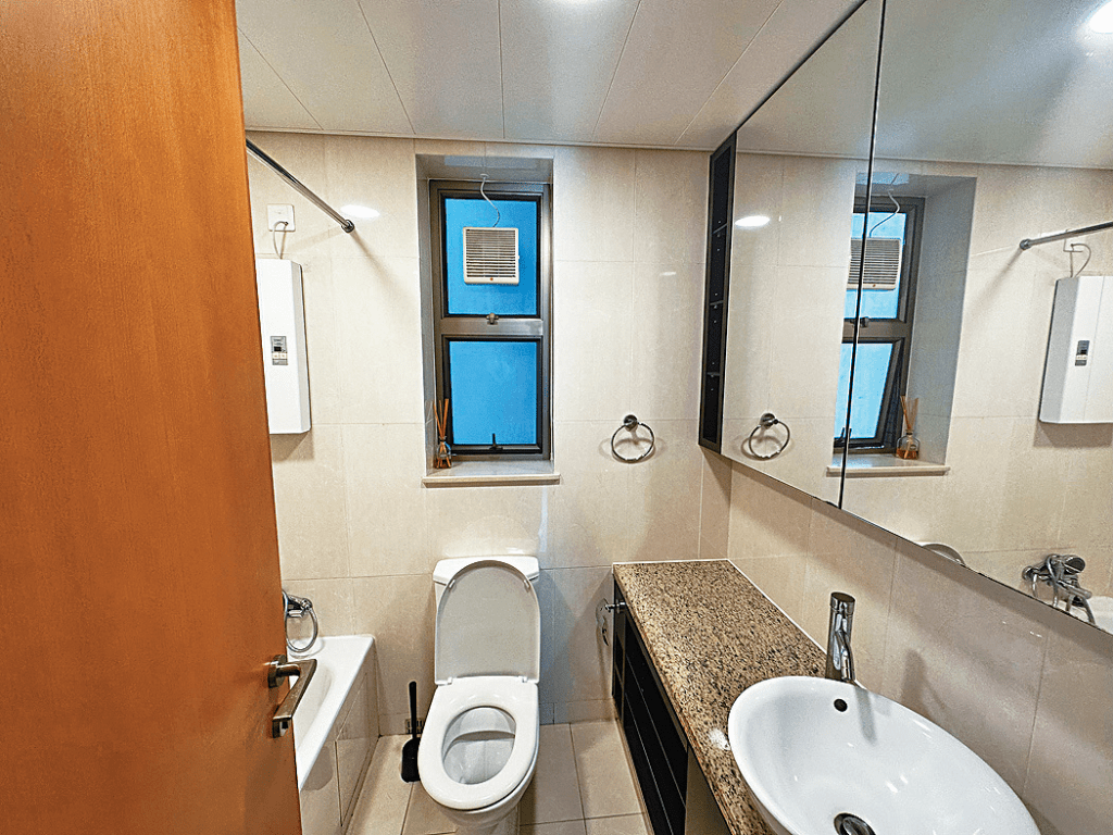 浴室整潔企理，有玻璃鏡櫃，方便收納洗漱用品。