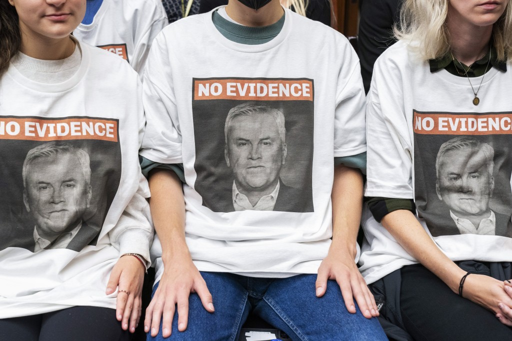 觀眾席上有示威者穿上印有科默樣貌的T恤，指科默並沒有證據作出彈劾指控。美聯社