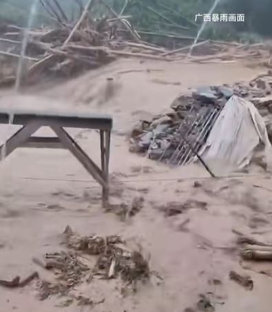 廣西隆林暴雨引致山洪，造成3死1失蹤。小紅書@桂平融煤 