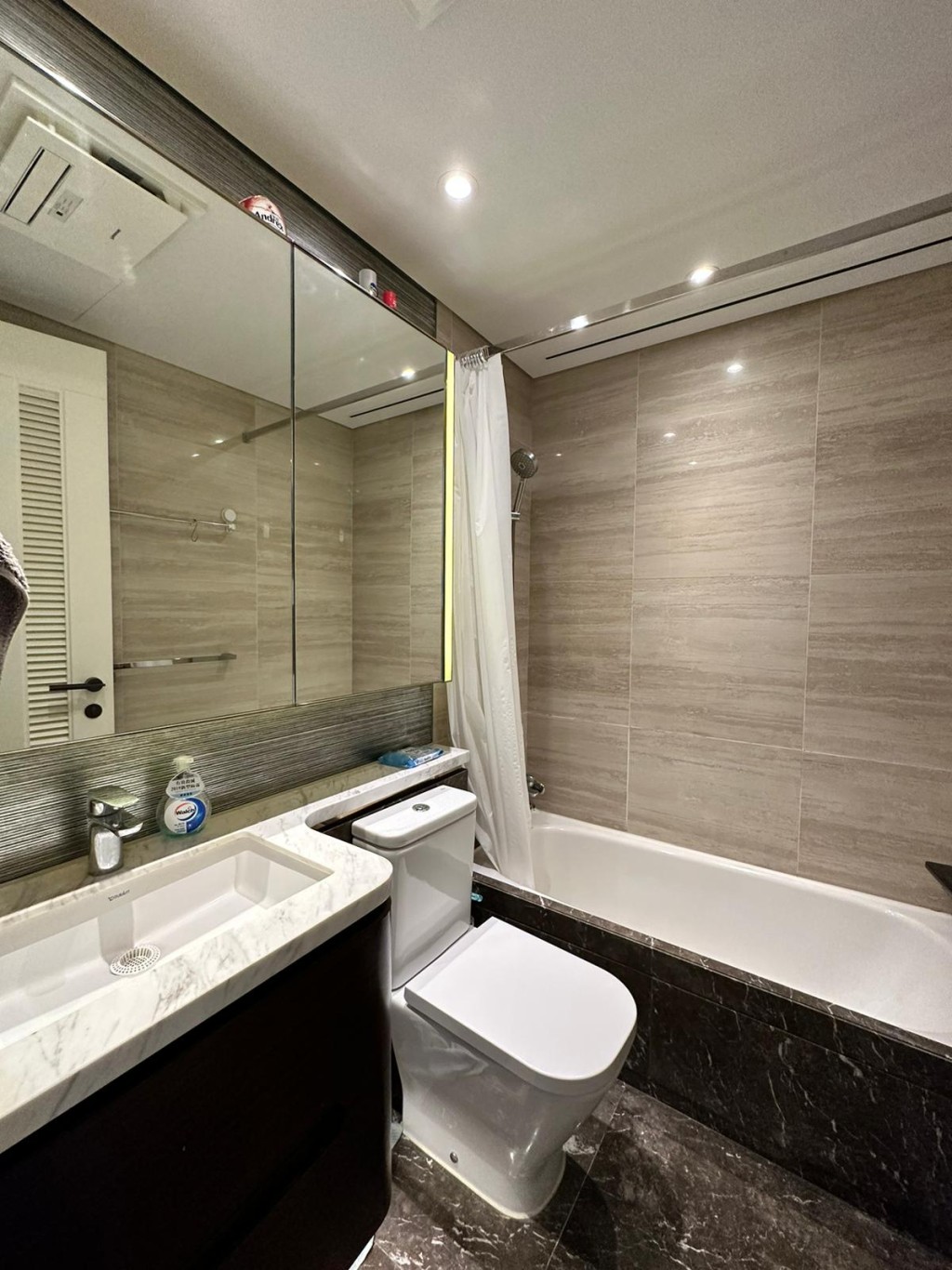 浴室设有多面镜柜，方便收纳洗漱用品。
