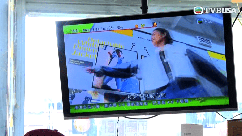 店內播放香港電視台節目，主持人陳貝兒亦不禁感嘆：「有家的感覺！」