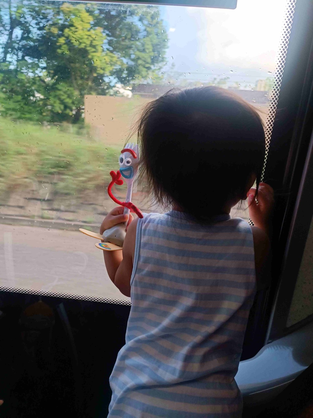 香港迪士尼樂園團隊用心為自閉症小朋友尋回同款心愛玩具。(相片由香港迪士尼樂園提供)