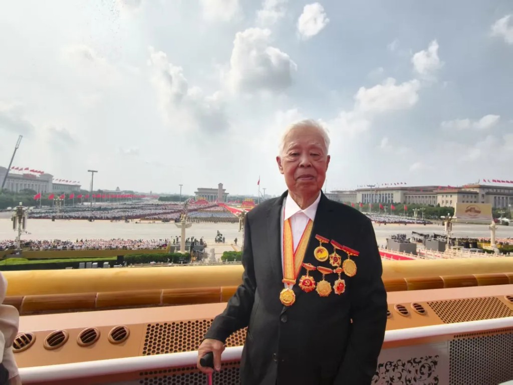 香港抗戰老兵羅競輝在天安門城樓上欣賞大閱兵。羅躍勤供圖 香港抗戰老兵羅競輝在天安門城樓上欣賞大閱兵。羅躍勤供圖