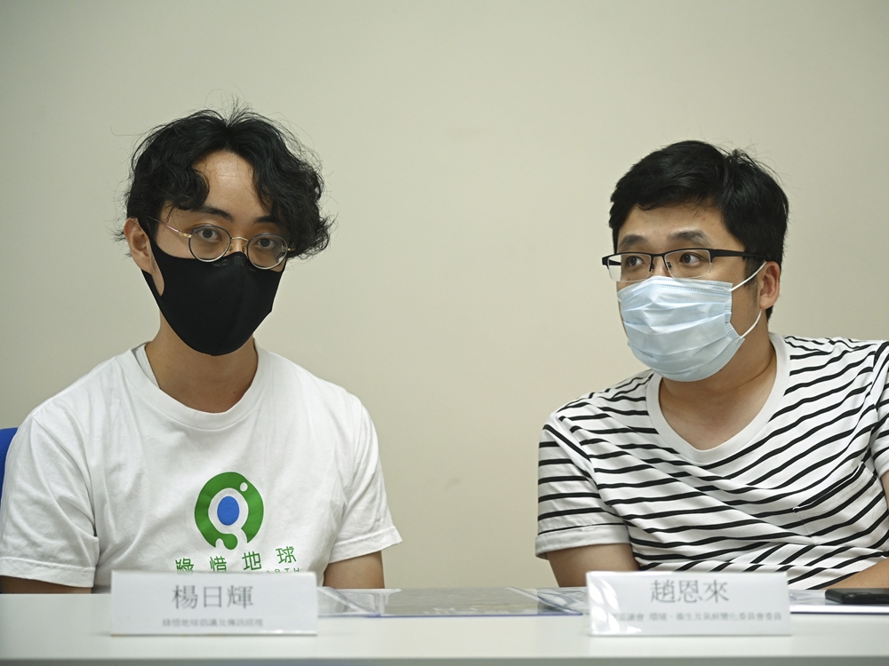 杨日辉(左)建议改用不含铅的绿色弹药及用隔网阻截。李睿哲摄