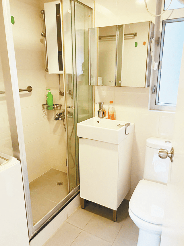 浴室中設有企缸及玻璃門，達至乾濕分離，方便住戶日常清潔。