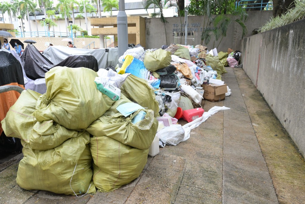 政府派員清理土瓜灣遊樂場入口堆積垃圾。FB圖片