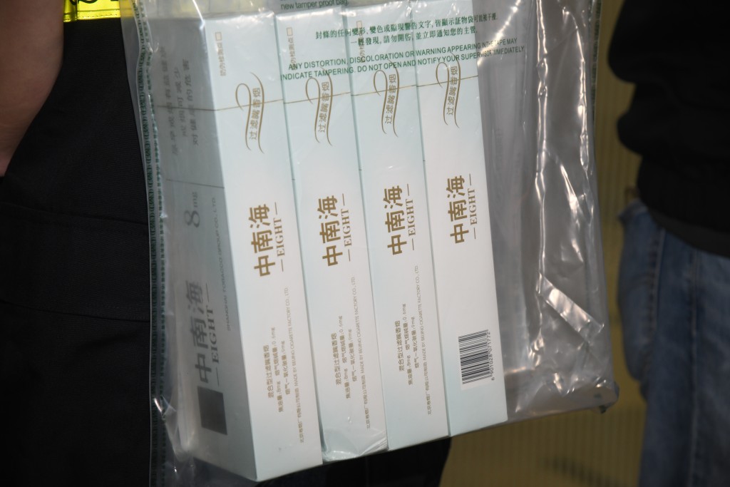海关于街头买卖私烟案件中，今年至今检获约15万支未完税香烟。徐裕民摄