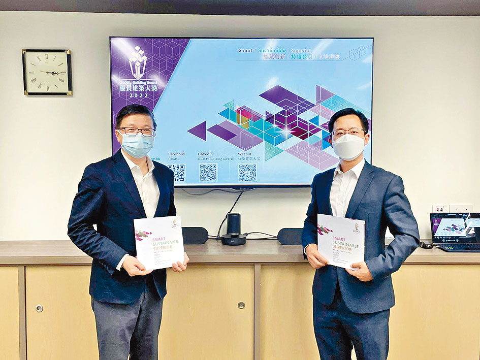 鄧智宏(右)指建築業界面臨人手不足,形容「有錢都請唔到人」。