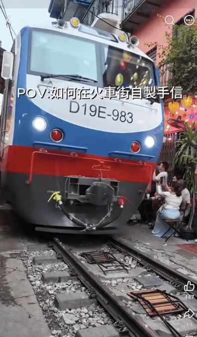 港客越南火车轨放硬币自制“手信”惹狂轰，网民怒指可致出轨。