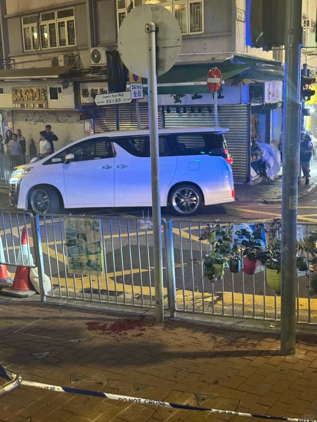 現場遺下大灘血迹。 現場遺下大灘血迹。