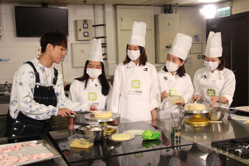 加深了解期間ANSONBEAN邊吹水邊整餅，加深同「豆粉」了解。