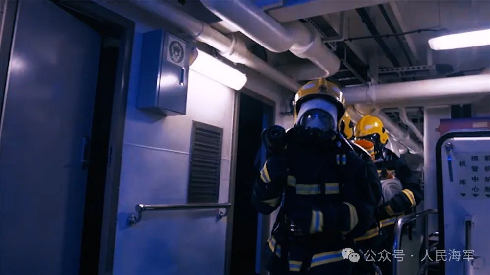 山东舰消防兵进行舱内救火训练。